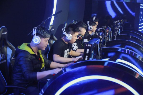 个参与者来 个参与者来